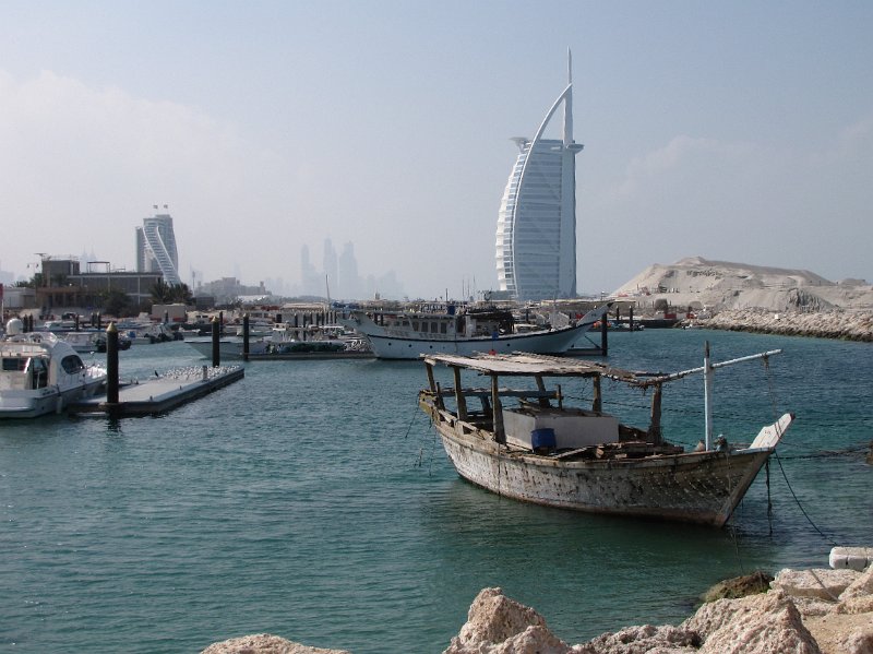 100211_oude dow dubai.JPG - Woensdag 9 februari hebben we met Inger en Robert een flinke rit door de woestijn gemaakt voor een paar dagen Dubai.Donderdag op het strand deze foto gemaakt waar oud en nieuw Dubai samenkomen.